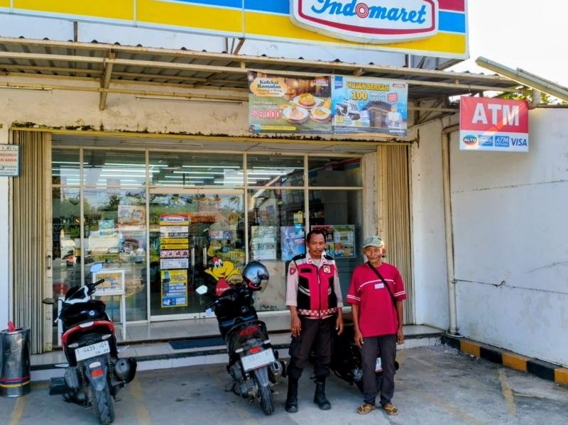 Anggota Polsek Batujaya laksanakan Patroli Prekat serta Ciptakan Keamanan di Minimarket