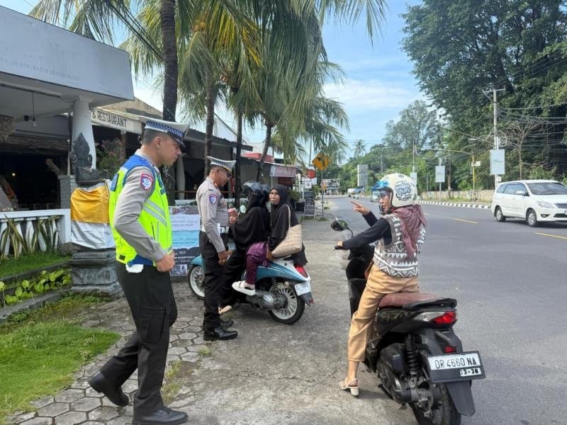 Ops Ketupat Rinjani 2026, Polisi Atur Lalu Lintas di Jalur Wisata Pantai Mataram–Senggigi