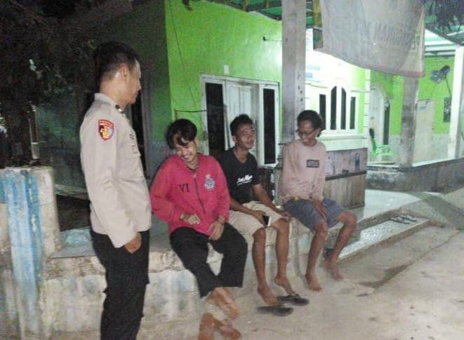 Polsek Pedes Melaksanakan Patroli Di Malam Hari Mencegah Kejahatan