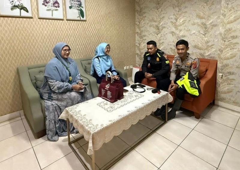 Kegiatan Polantas Menyapa, Gaungkan Keselamatan Berkendara Kepada Warga Karawang