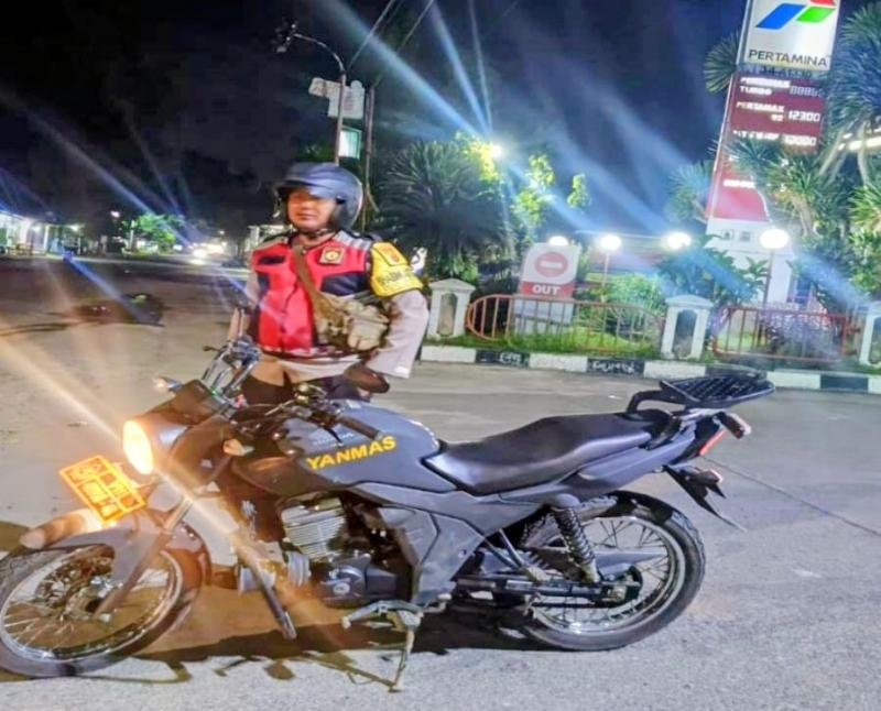 Terus  Berupaya Kunjungi SPBU, Prekat Polsek Banyusari Berikan Rasa Aman