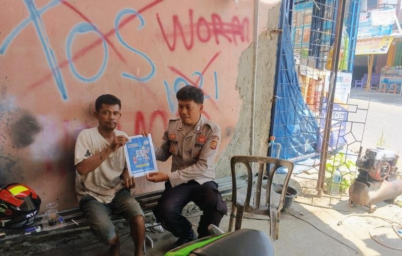 Upaya Anggota Polsek Batujaya Getol Sambangi Masyarakat guna mensosialisasikan QR Code Div Propam Polri