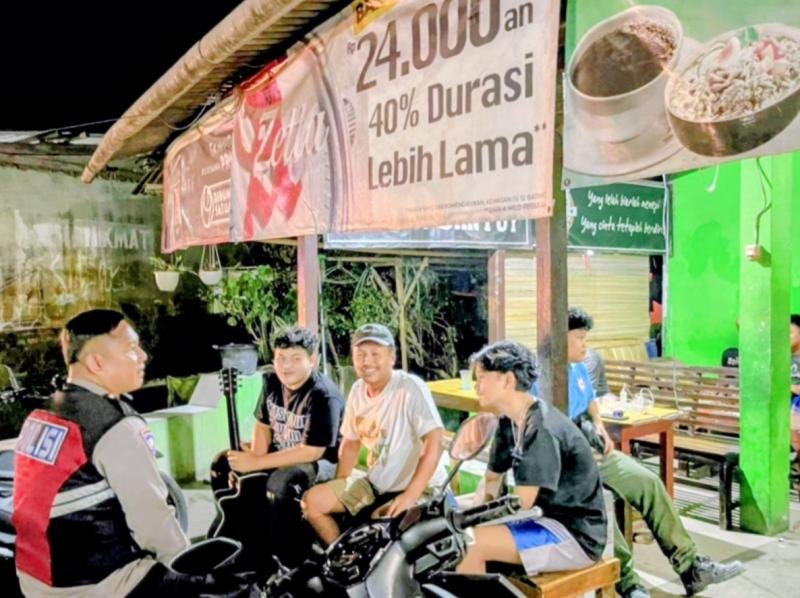 Bhabinkamtibmas Desa Tamansari Monitoring Ronda Malam saat Ngawangkong Bersama Masyarakat