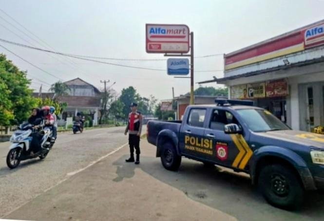 Personil Polsek Tegalwaru Patroli Siang Monitor Aktivitas Masyarakat di Kampung Munjul Cegah Pekat