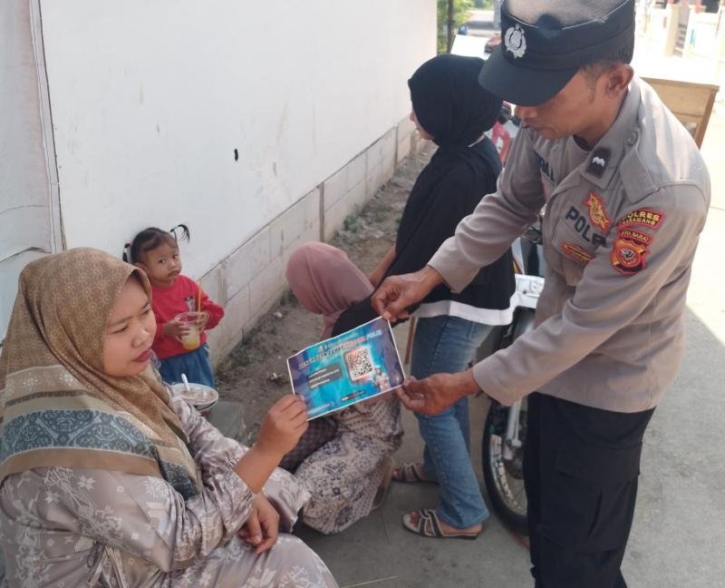Polisi di Pangkalan Laksanakan Sosialisasi Pengaduan Cepat Propam Polri Kepada Warga Kampung Karajan