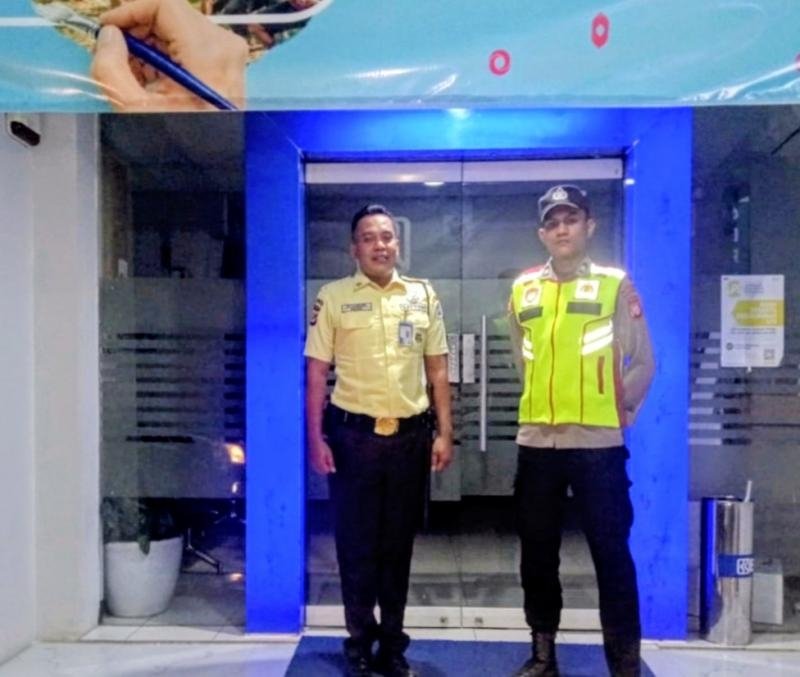Beri Pesan Waspada Aksi Kejahatan Jadi Pesan Personil Polsek Tegalwaru Sambang Malam di Bank BRI Loji