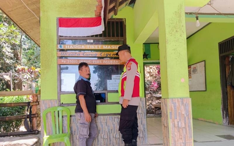 Personil Polsek Tegalwaru Patroli Siang Sambang Objek Wisata Curug Cigeuntis Imbau Penjaga Waspada