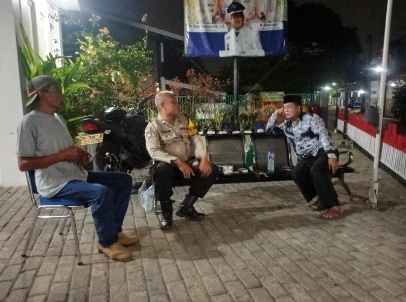 Monitoring Kamtibmas, Bhabinkamtibmas Laksanakan Giat Sambang Dialogis ke Kantor Desa Telukjambe