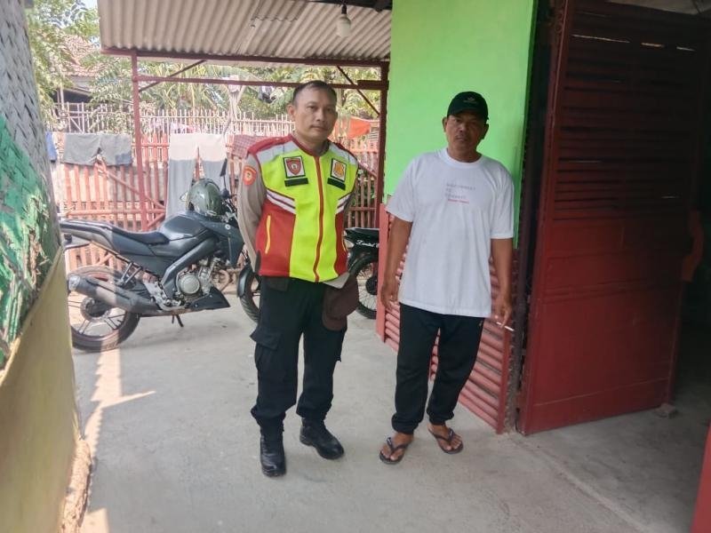 Bhabinkamtibmas Polsek Telagasari Gencar Sebar Himbauan Jaga Keamanan Lingkungan
