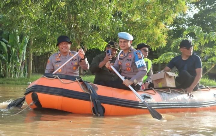 Polres Subang Hadir di Tengah Banjir Ciasem, Kapolres Pimpin Langsung Penanganan dan Trauma Healing