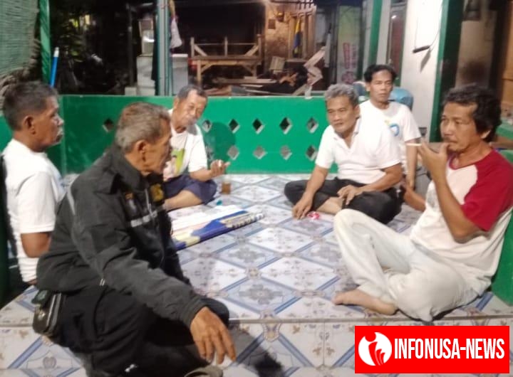Bhabinkamtibmas Polsek Klari Bersama Warga Gelar Ronda Malam Pastikan Lingkungannya Aman Kondusif