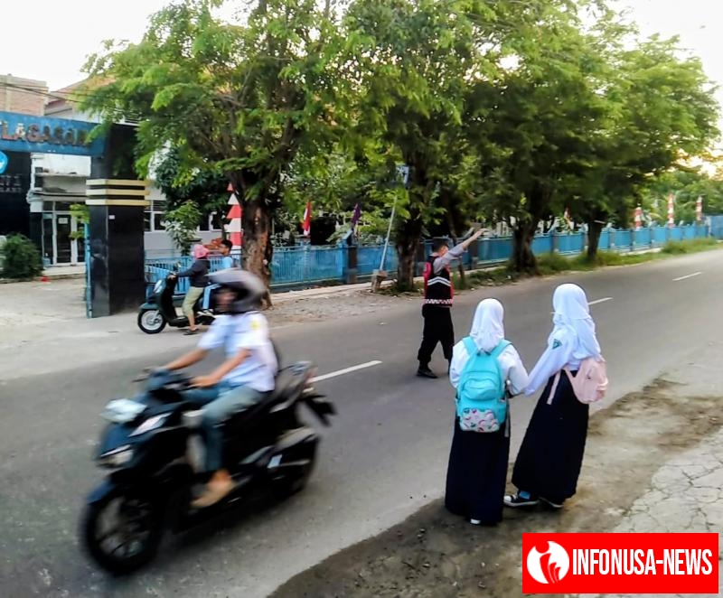Bhabinkamtibmas Polsek Telagasari Bantu Siswa Menyebrang Saat Gatur