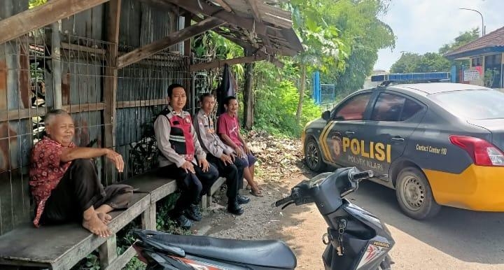 Personel Polsek Klari Patroli OPS Lilin Lodaya 2025, Sambangi Warga Desa Walahar