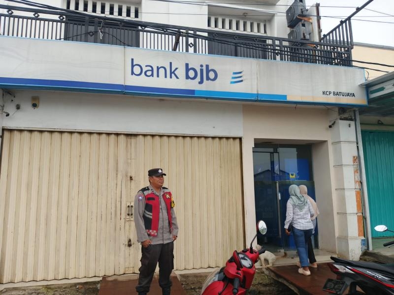 Anggota Polsek Batujaya laksanakan Patroli Prekat dan Kontrol Keamanan Bank BJB di siang hari