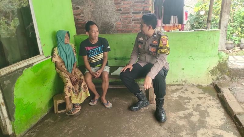 Bhabinkamtibmas Desa Walahar Himbau Orang Tua Untuk Awasi Kegiatan Anak Remajanya