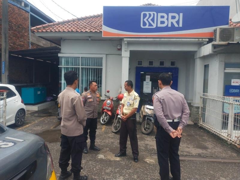 Berikan Rasa Aman Bagi Warga Patroli Polsek Kotabaru Sambangi Obyek Vital Perbankan