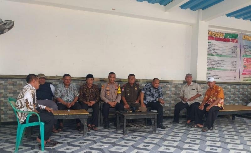 Kapolsek Batujaya melaksanakan Kegiatan Jumat Curhat bersama Bhabinkamtibmas Polsek Batujaya dan Tokoh Masyarakat serta Masyarakat Desa Karyamakmur