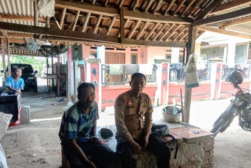 Pak Bhabin Sosialisasikan Bahaya TPPO Kepada Warga Dusun Cisupa