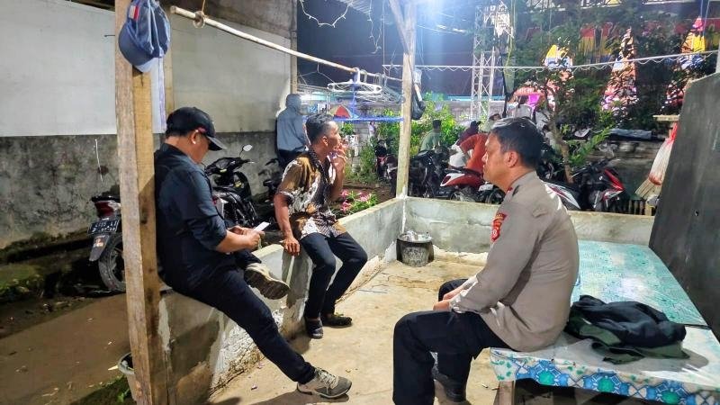 Bhabinkamtibmas Polsek Klari Sambangi Poskamling Warga Dusun Pundong