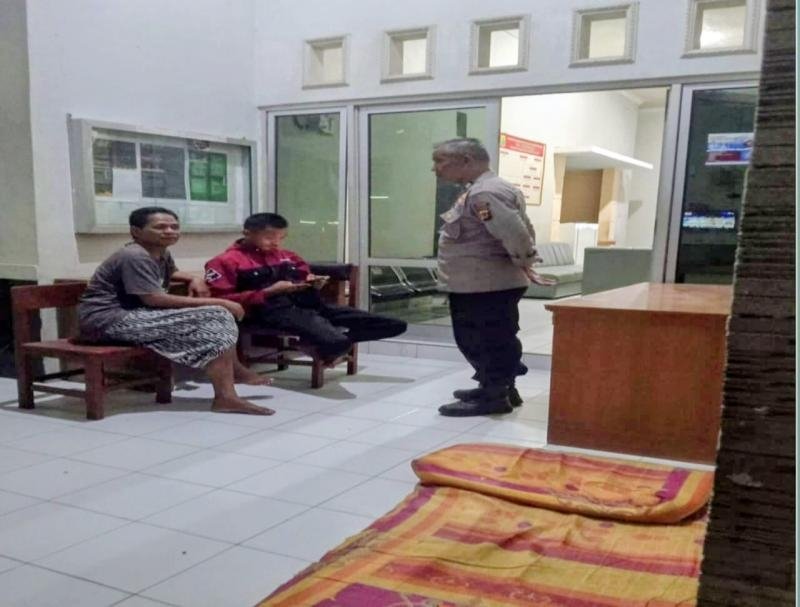 Aparatur Pemerintah Desa Cigunungsari Diajak Waspada Saat Personil Polsek Tegalwaru Patroli Malam