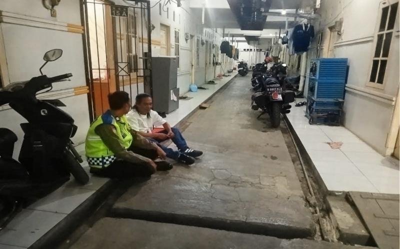 Berikan Imbauan Kamtibmas, Bhabinkamtibmas Desa Pinayungan Sambangi Pengawas Kontrakan