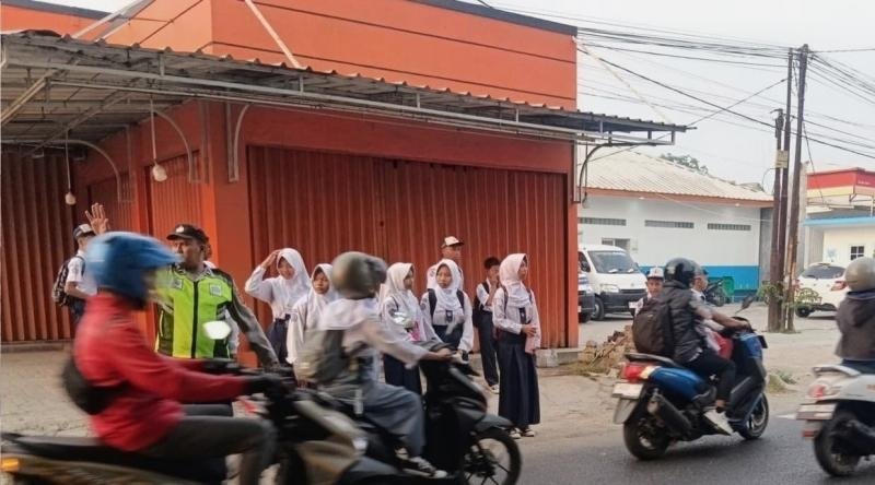 Sapa Pagi Polsek Telagasari: Bhabinkamtibmas Bantu Siswa Menyebrang