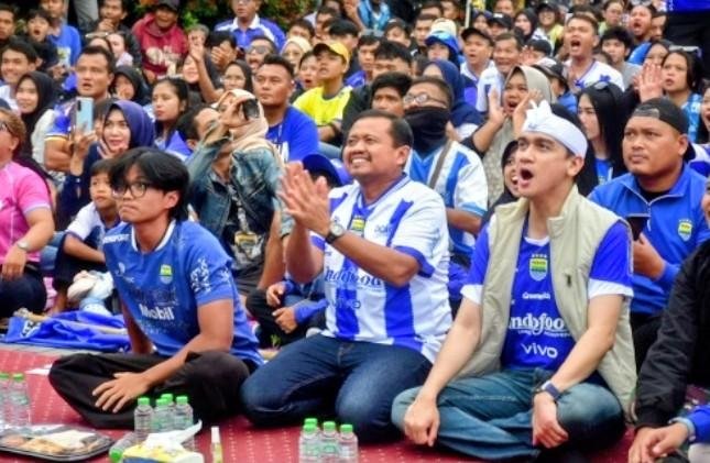 Bobotoh Sumedang Larut dalam Hujan dan Bahagia, Persib Ukir Hattrick Juara