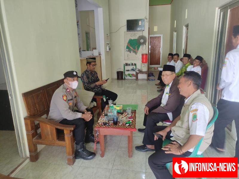 Memberikan Informasi Kamtibmas Dengan Perangkat Desa Bhabinkamtibmas Berikan Himbauan kamtibmas