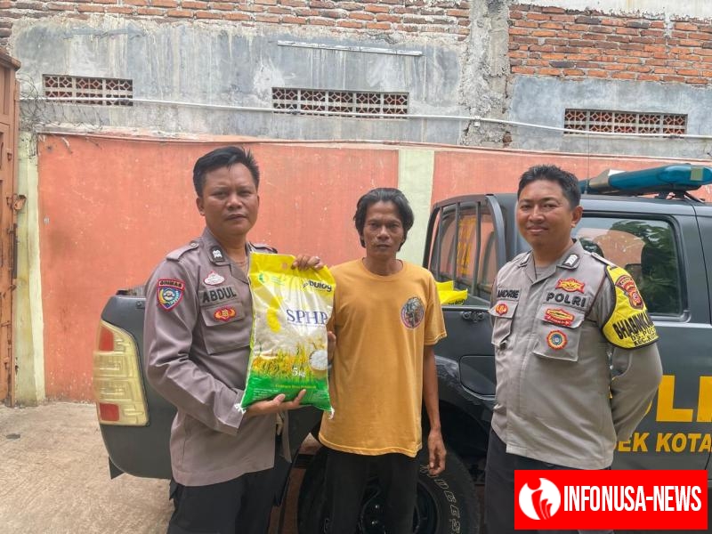 Kanit Binmas Bersama Bhabinkamtibmas Polsek Kotabaru Salurkan Beras SPHP Kepada Masyarakat