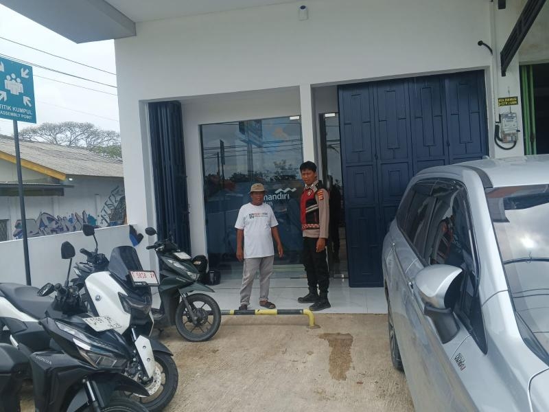Anggota Polsek Batujaya melaksanakan Patroli Prekat dan Ciptakan Keamanan Bank Mandiri Unit Batujaya