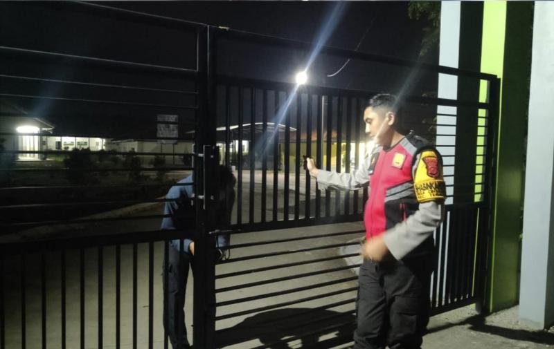 Personil Polsek Tegalwaru Patroli Malam Cegah Pencurian Giat Monitor Sekolah di Wilayah Desa Cintalaksana