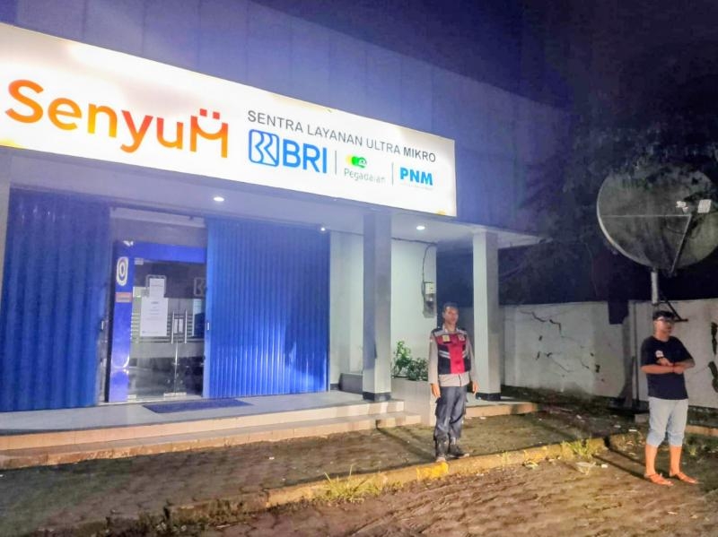Anggota Polsek Batujaya Ciptakan Keamanan di Bank BRI Unit Batujaya