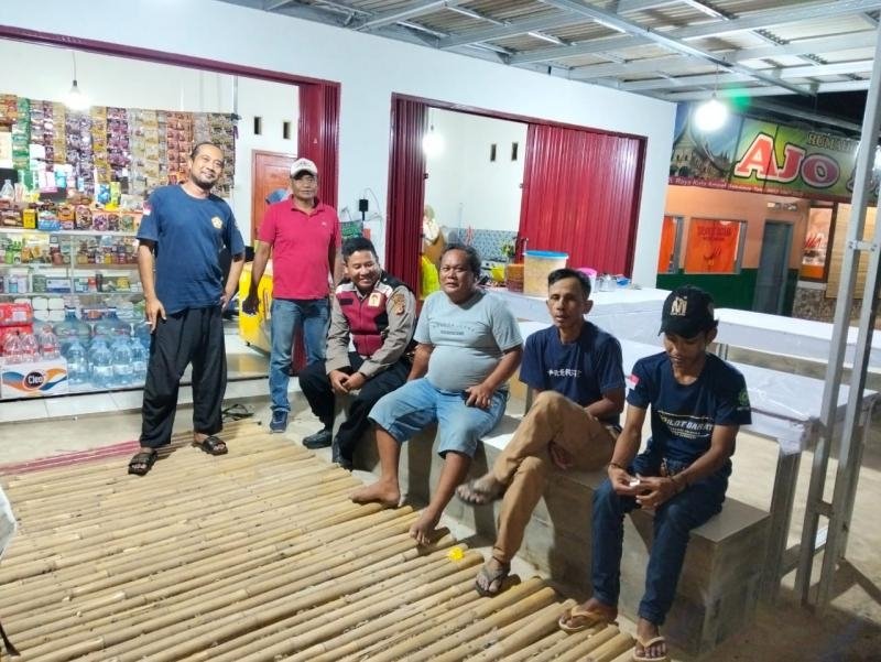Anggota Polsek Batujaya Himbau Masyarakat Desa Kutaampel melalui kegiatan Ngawangkong di malam hari