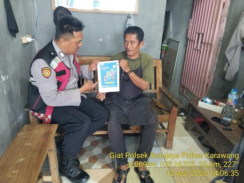 Bripka Sholihin Anggota Polsek Batujaya Sambangi Masyarakat guna mensosialisasikan QR Code Div Propam Polri