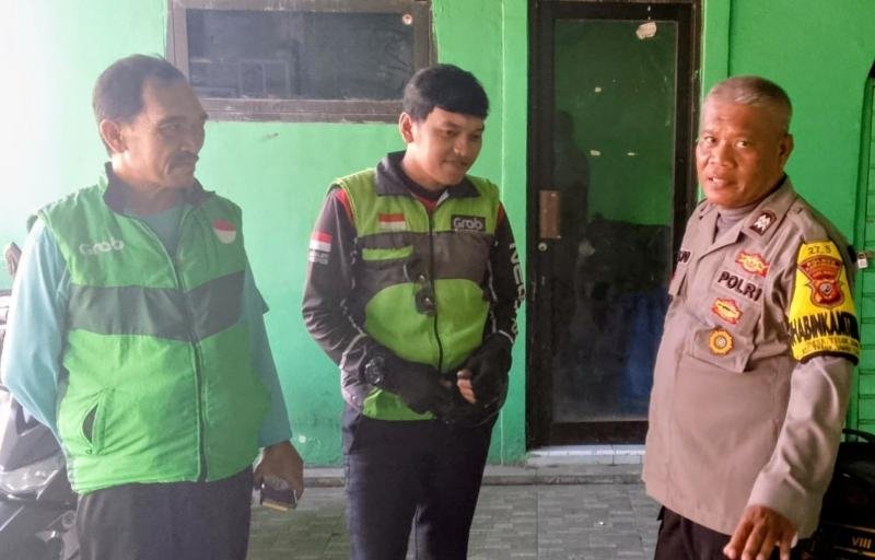 Bhabinkamtibmas Desa Telukjambe Sapa Ridel Ojol saat Lakukan Kegiatan Sambang Humanis