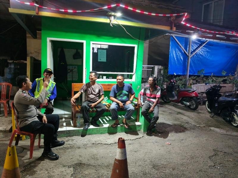 Bhabinkamtibmas Polsek Klari Ngawangkong Kamtibmas bersama Warga di Pos Ronda Perumahan