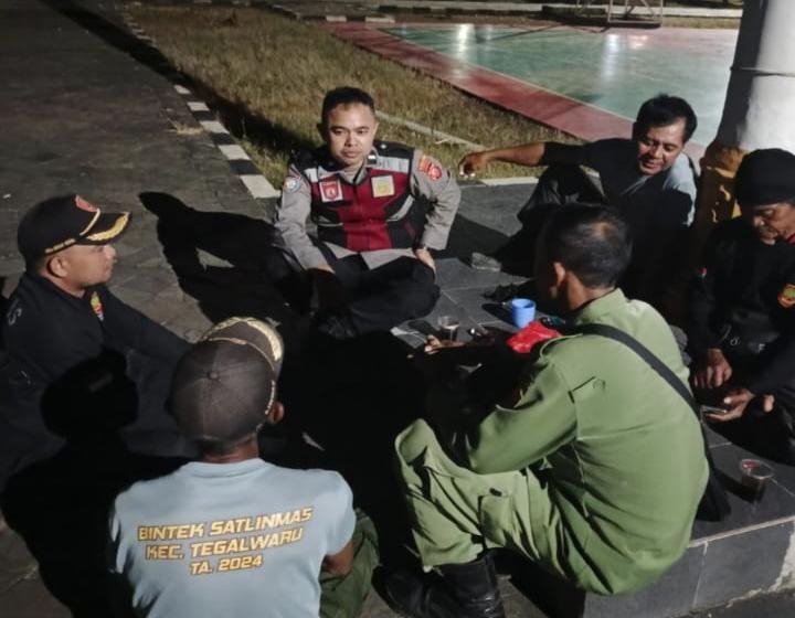 Ajak Waspada Disampaikan Bhabinkamtibmas Polsek Tegalwaru Saat Sambang Warga Ronda