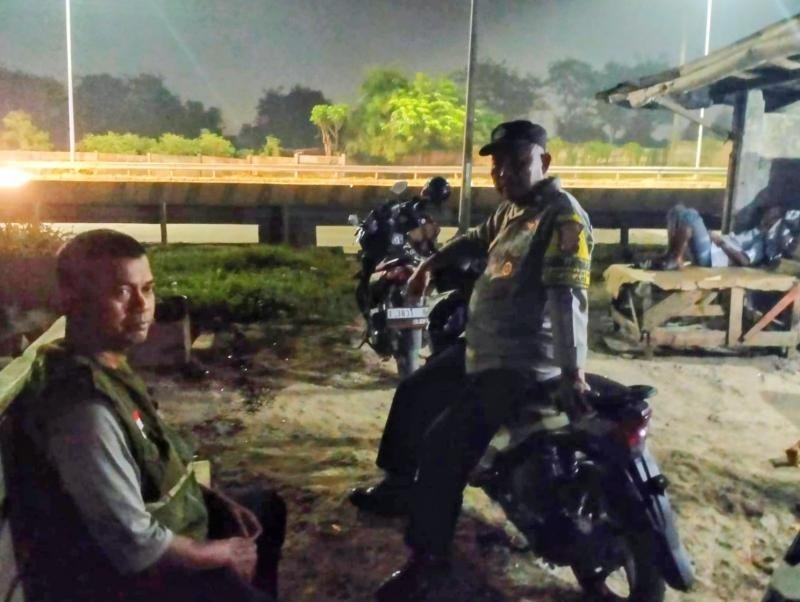 Ciptakan Kamtibmas Aman dan Kondusif di Malam Hari, Bhabinkamtibmas Desa Anggadita Sambang Warga