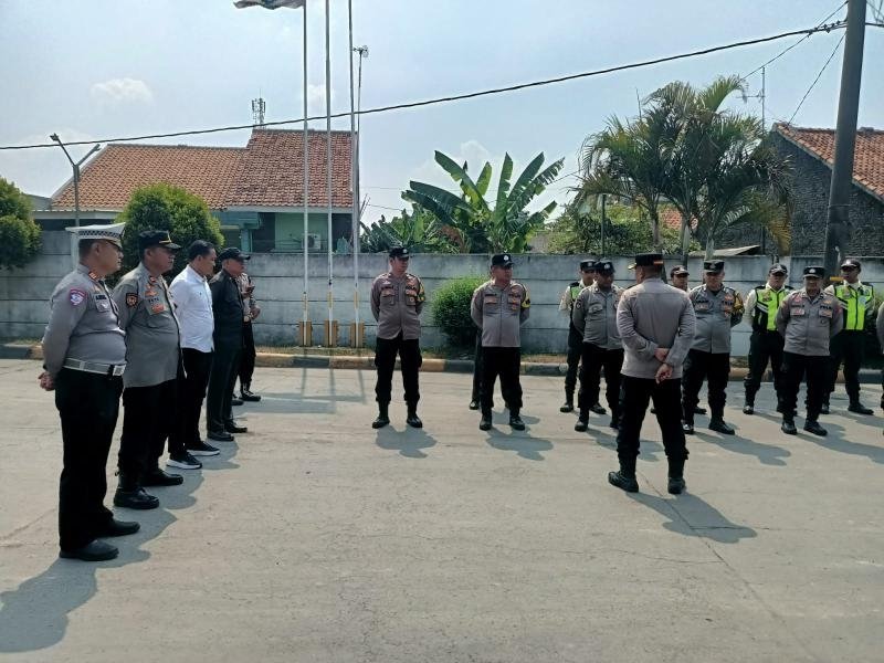 Kapolsek Klari Pimpin Apel Kesiapan Pengamanan Aksi Unras Karang Taruna Wirasena Desa Walahar ke PT Danwoo Steel Sejati