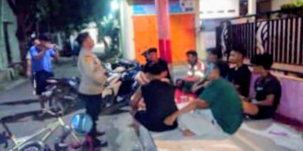 Bhabinkamtibmas Desa Cibalongsari Patroli Malam, Sambangi Anak Muda