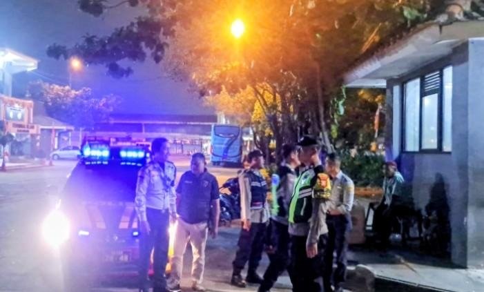 Antisipasi Tindak Kriminal di Terminal, Personel Polsek Klari Lakukan Patroli Malam
