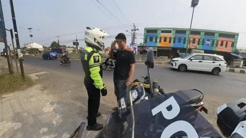 Satlantas Polresta Karawang Laksanakan Patroli Simpatik, Ajak Pengendara Motor Patuhi Aturan Berlalu Lintas