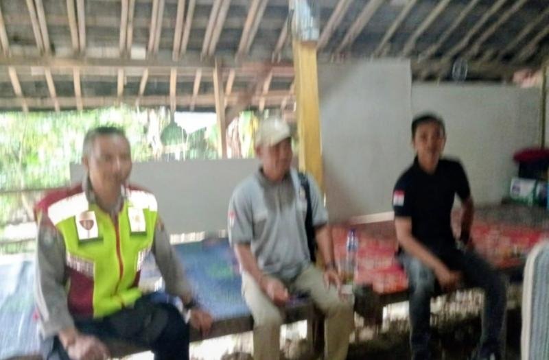 Sambil Ngobrol Santai Personil Polsek Tegalwaru Ajak Warga Jayanti Mekarbuana Waspadai Kejahatan