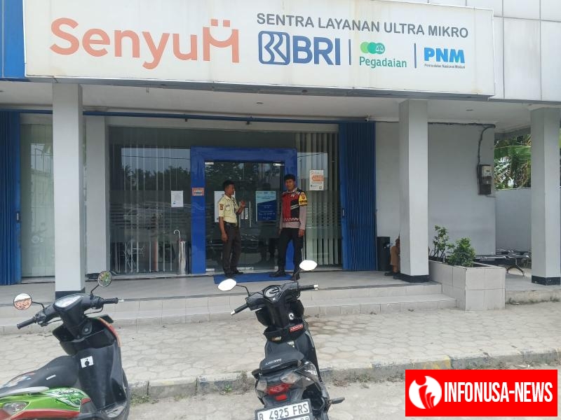Anggota Polsek Batujaya melaksanakan Patroli Dialogis dan Sambangi Scurity Bank BRI Unit Batujaya di siang hari