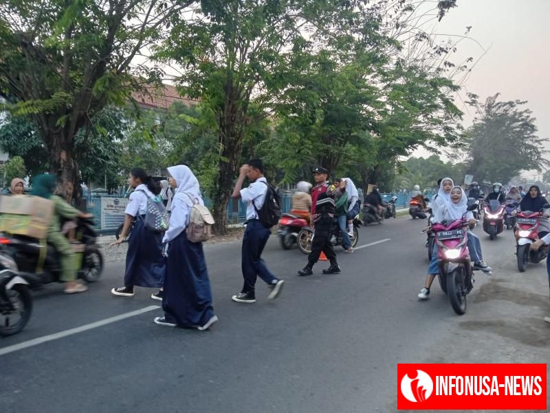 Bhabinkamtibmas Polsek Telagasari Lakukan Gatur Pagi dan Bantu Siswa Menyebrang