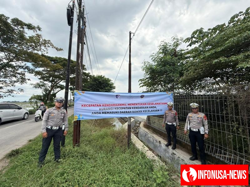 Tekan Angka Kecelakaan Jelang Tahun Baru, Satlantas Polres Karawang Pasang Spanduk Imbauan Kamseltibcarlantas