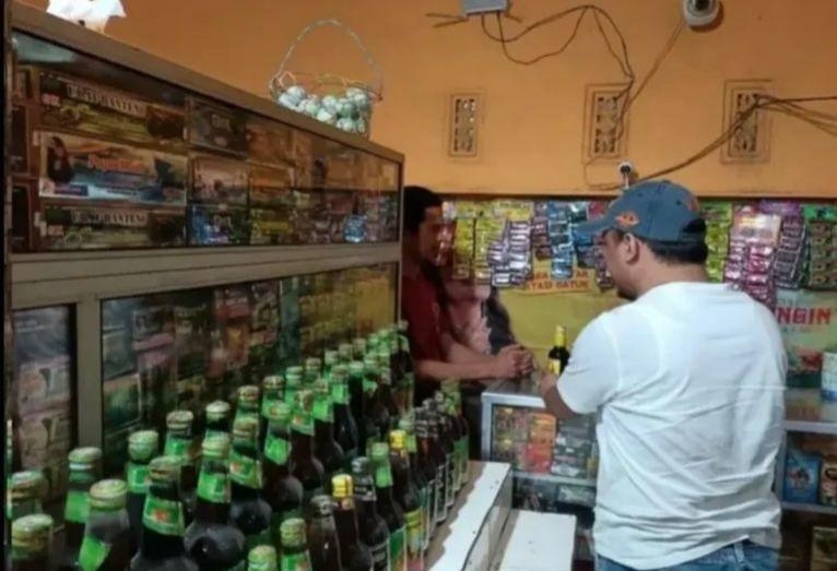 Kring Serse Polsek Banyusari Datangi Toko Jamu Temukan Miras 2 Botol Kecil