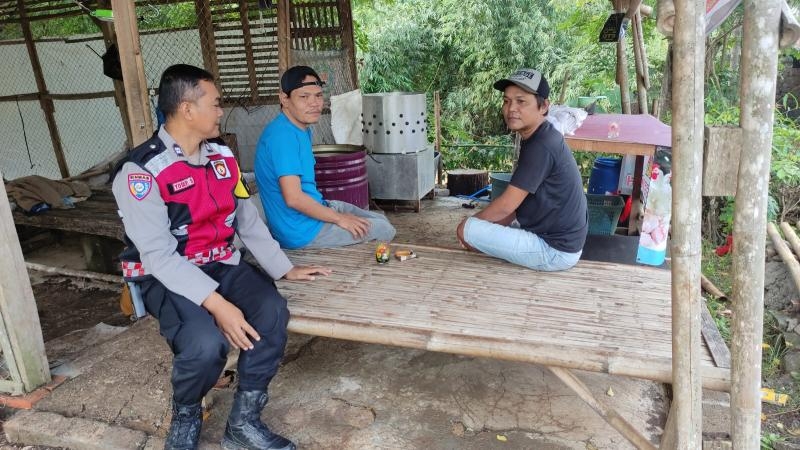 Jaga Keamanan Lingkungan Bhabinkamtibmas Polsek Telagasari Sebar Himbauan Kamtibmas