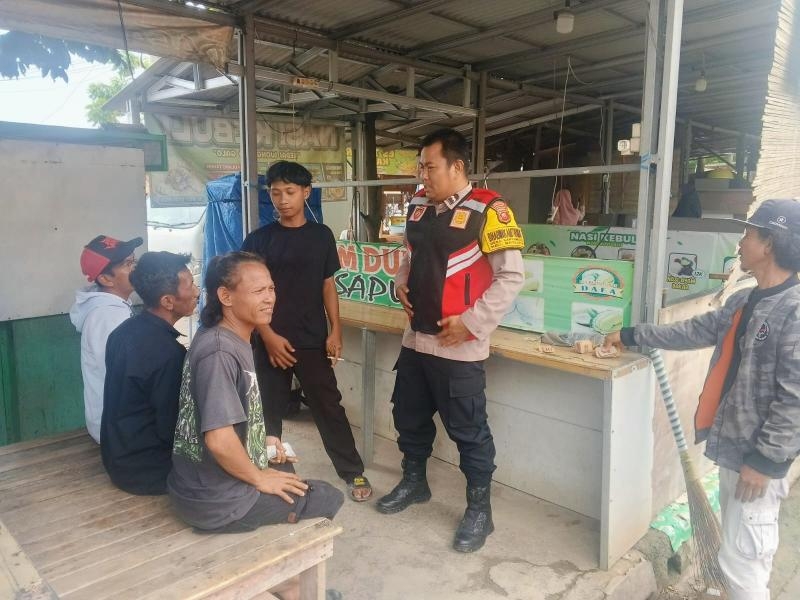 Anggota Polsek Batujaya Sambangi Masyarakat pada saat melaksanakan Ibadah Puasa di Bulan Suci Ramadhan