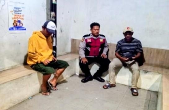 Bhabinkamtibmas Polsek Telagasari Lakukan Pembinaan Siskamling Di Desa Binaan